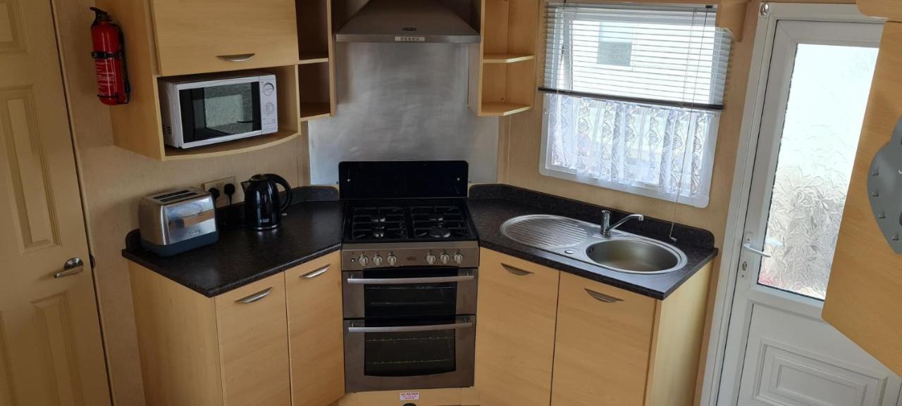 Lovely Caravan With Decking At Coral Beach Park In Lincolnshire Ref 77001C Hotel Ingoldmells Ngoại thất bức ảnh