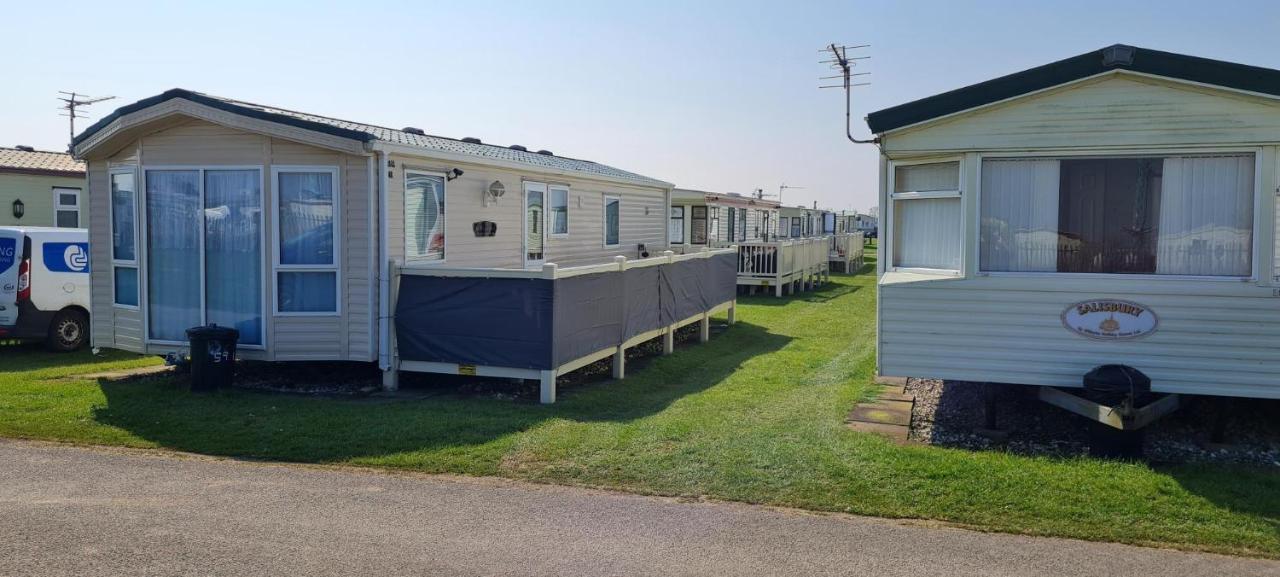 Lovely Caravan With Decking At Coral Beach Park In Lincolnshire Ref 77001C Hotel Ingoldmells Ngoại thất bức ảnh