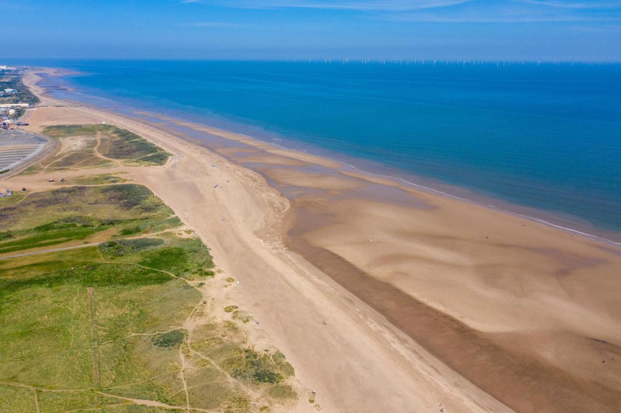 Lovely Caravan With Decking At Coral Beach Park In Lincolnshire Ref 77001C Hotel Ingoldmells Ngoại thất bức ảnh